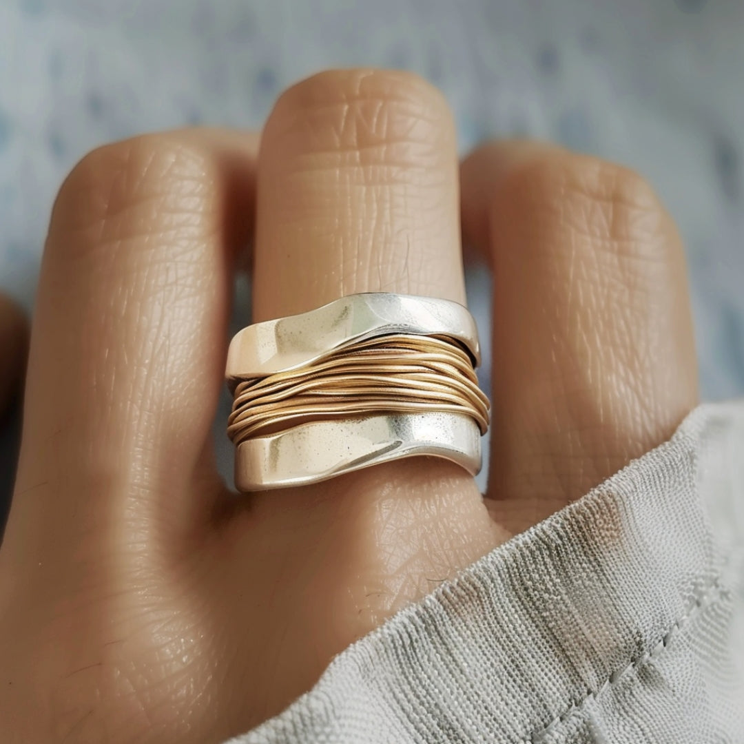 Anneau élégant en fil d'or argenté pour un style sophistiqué