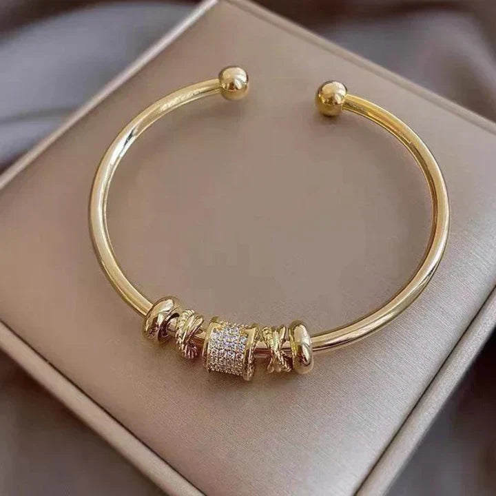 Bracelet ajustable élégant avec de charms dorés sophistiqués