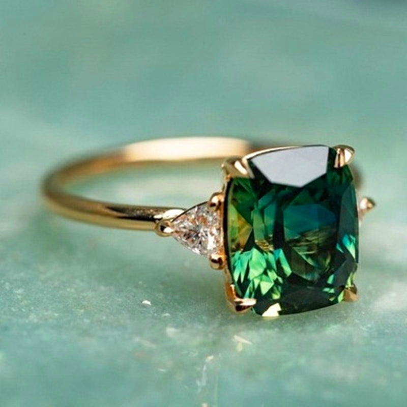 Bague Élégante en Or avec Zircons et Accent Émeraude