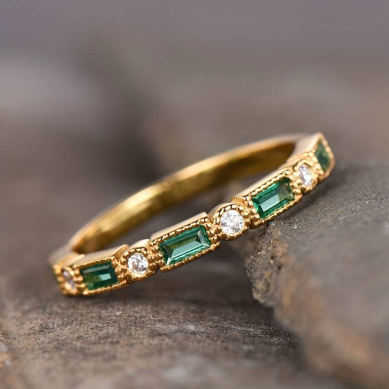 Anneau élégant avec zirconium vert pour un look sophistiqué