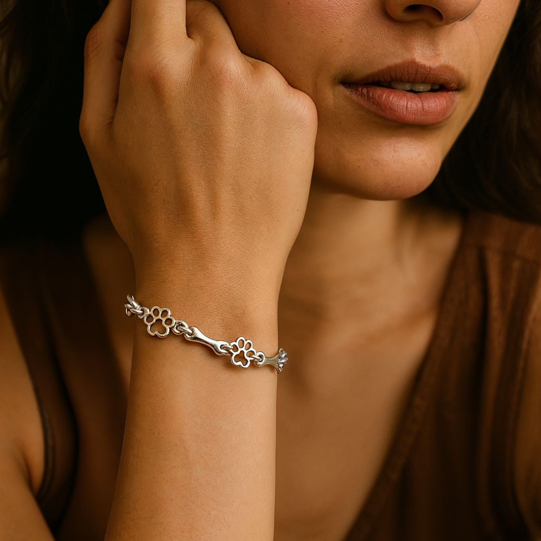 Silbernes Armband mit Hundepfoten- und Knochenanhänger