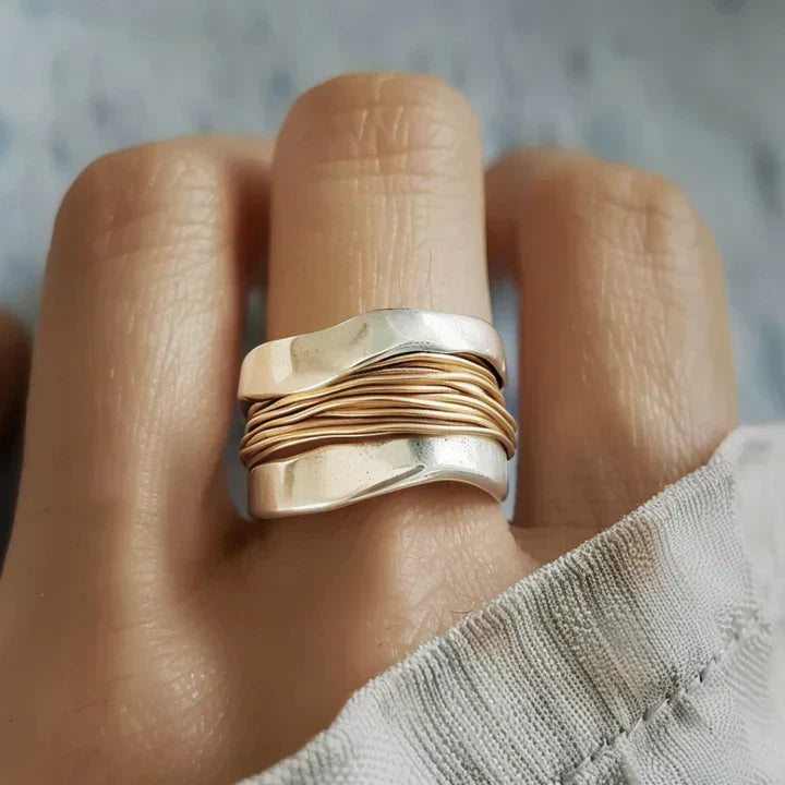 Bague en argent élégante rehaussée de fils d'or luxueux