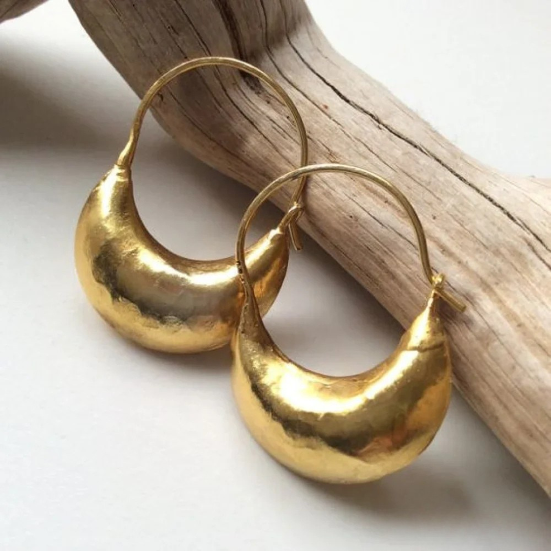 Boucles d'oreilles en forme de panier vintage avec finition dorée élégante