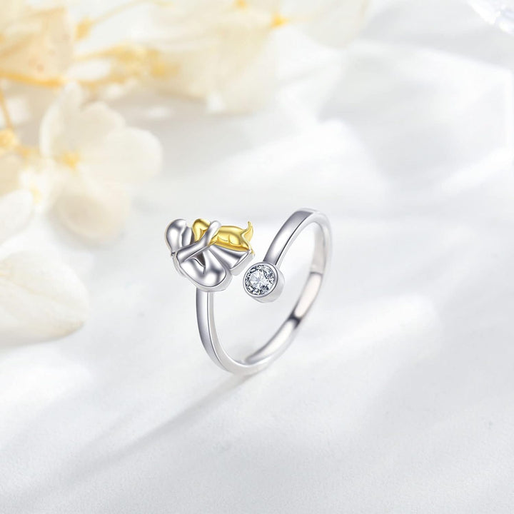 Silberring mit Hundchen und Zirkonia-Steinen.