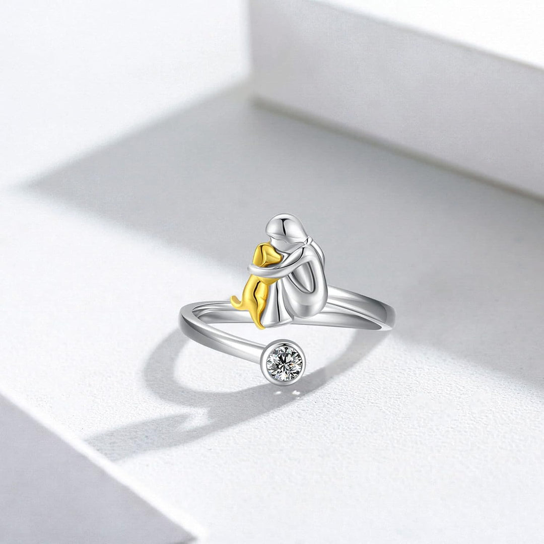 Silberring mit Hundchen und Zirkonia-Steinen.