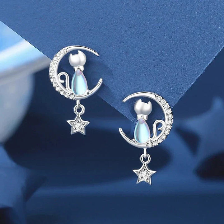 Ohrringe aus 925 Sterling-Silber mit Katze, Mond und Stern, mit Zirkonia besetzt.