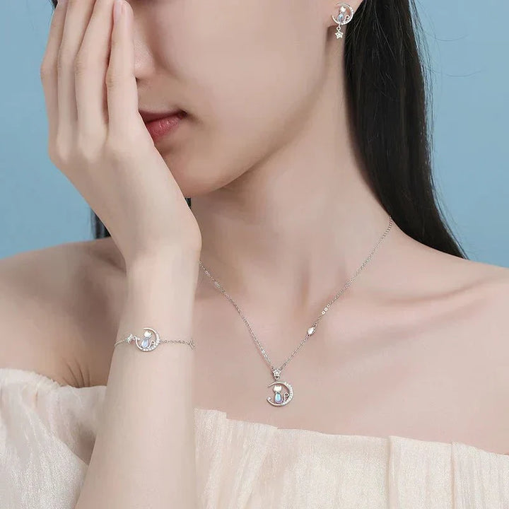 Ohrringe aus 925 Sterling-Silber mit Katze, Mond und Stern, mit Zirkonia besetzt.