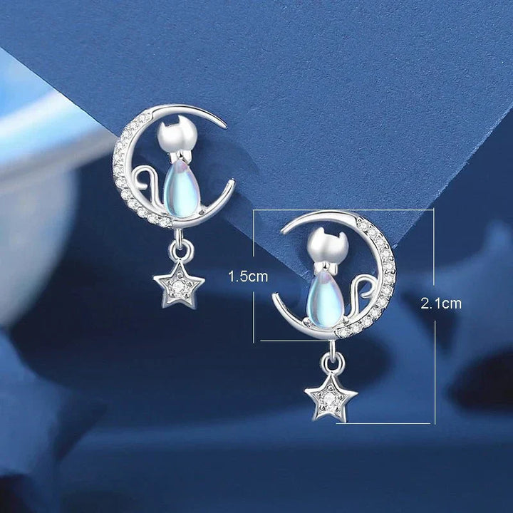 Ohrringe aus 925 Sterling-Silber mit Katze, Mond und Stern, mit Zirkonia besetzt.