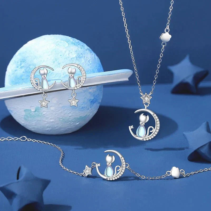 Ohrringe aus 925 Sterling-Silber mit Katze, Mond und Stern, mit Zirkonia besetzt.