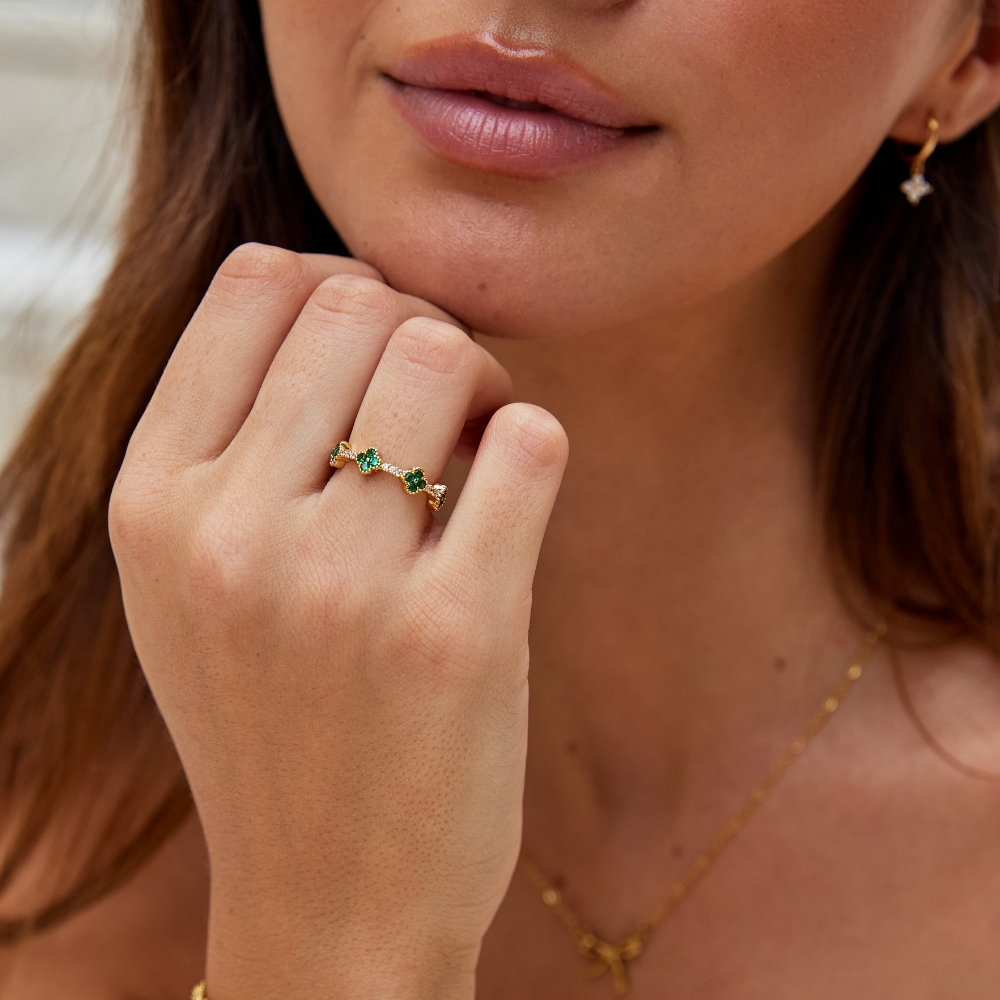 Anneau Fortune Crystal avec design de trèfle pour une apparence porte-bonheur