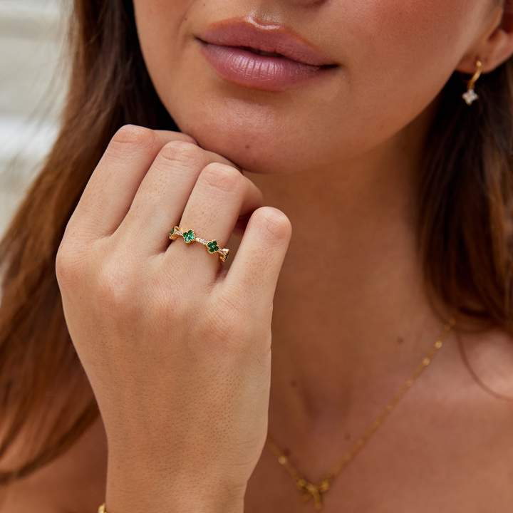 Anneau Fortune Crystal avec design de trèfle pour une apparence porte-bonheur