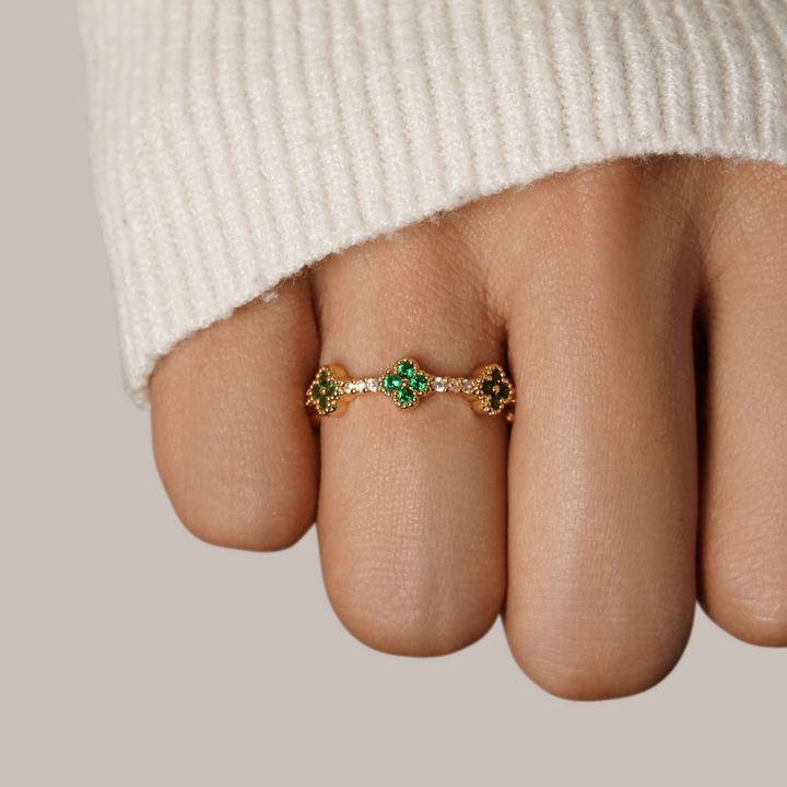 Anneau Fortune Crystal avec design de trèfle pour une apparence porte-bonheur