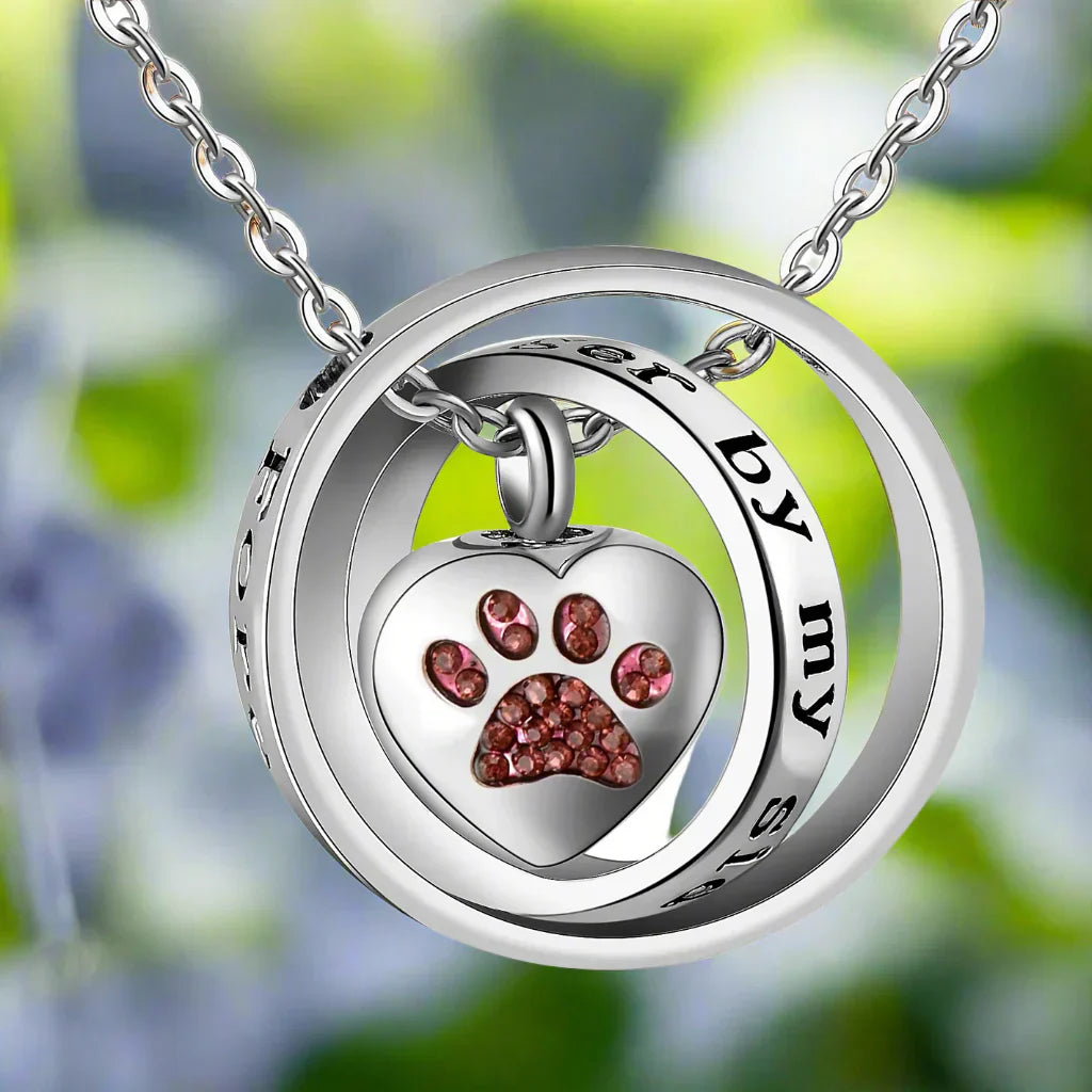 Kette mit Urne in Form eines Pfotenabdrucks aus Edelstahl