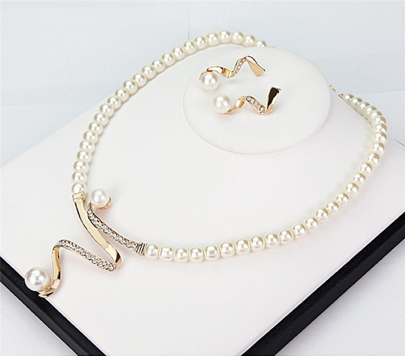 Ensemble Élégant de Collier et Boucles d'Oreilles en Perles Naturelles