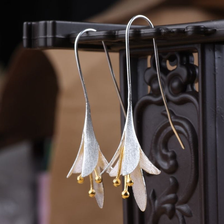 Boucles d'oreilles élégantes en argent avec des fleurs délicates