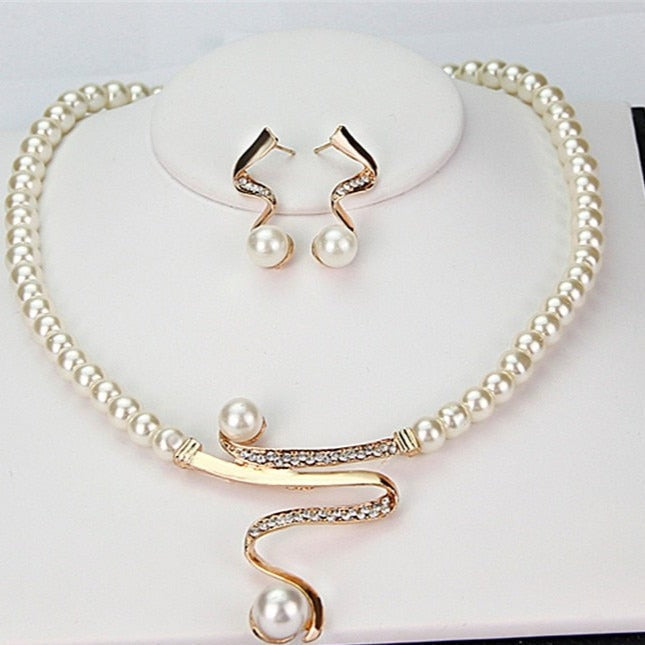 Joyau Élégant de Perles Naturelles - Collier et Boucles d'Oreilles Coordonnés