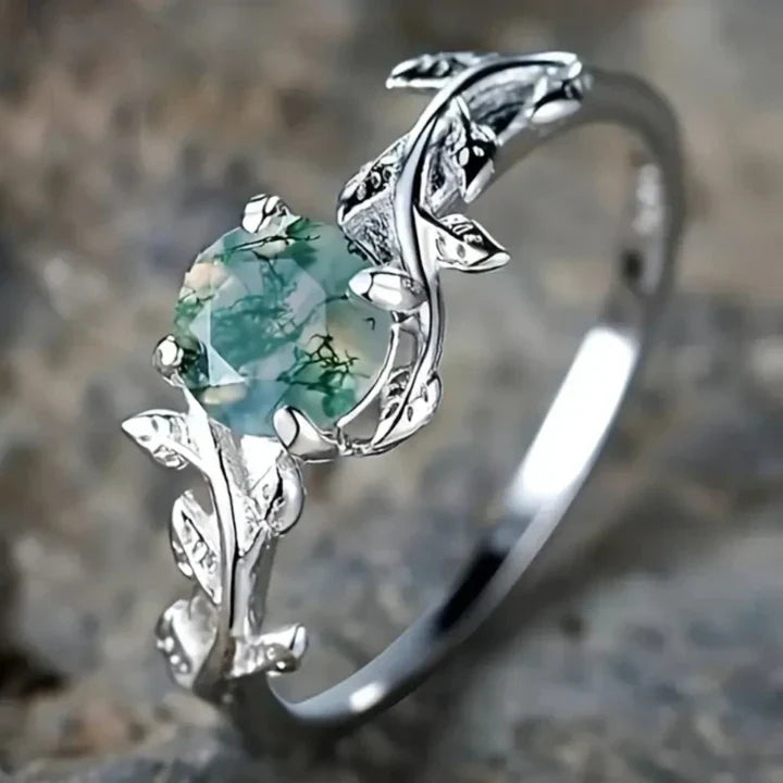 Bague exclusive avec pierres précieuses vertes brillantes