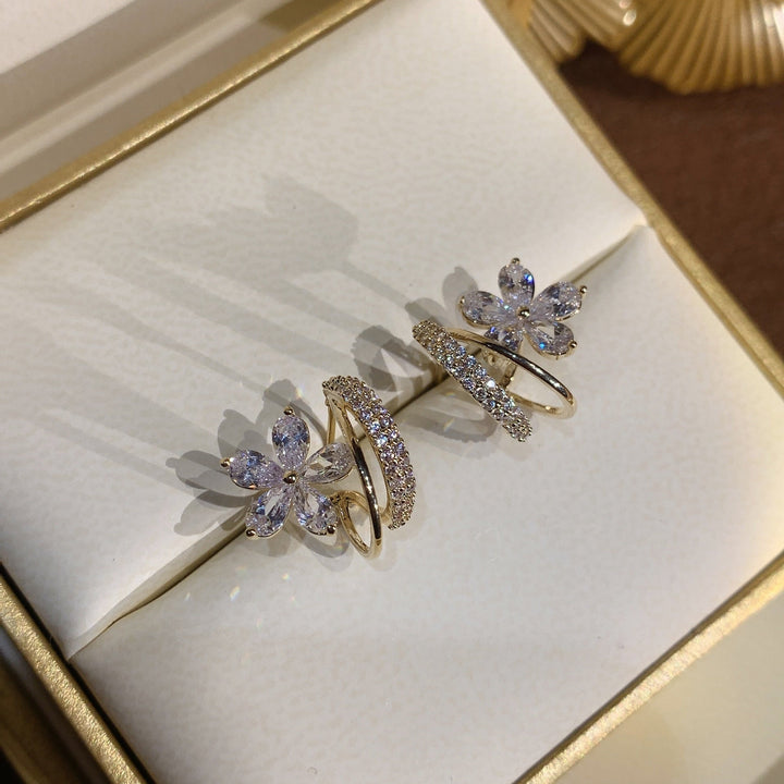 Bijoux d'oreilles en or avec motif floral et zircons étincelants pour un look élégant