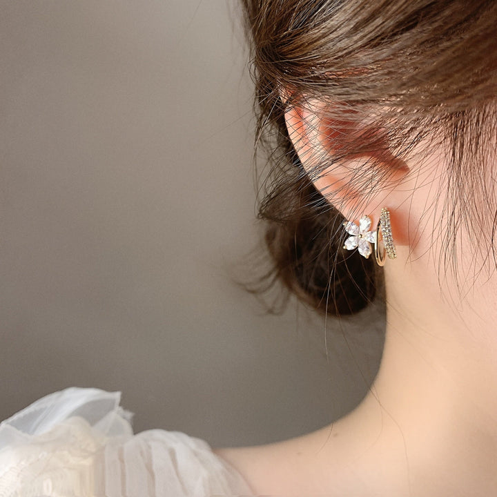 Bijoux d'oreilles en or avec motif floral et zircons étincelants pour un look élégant