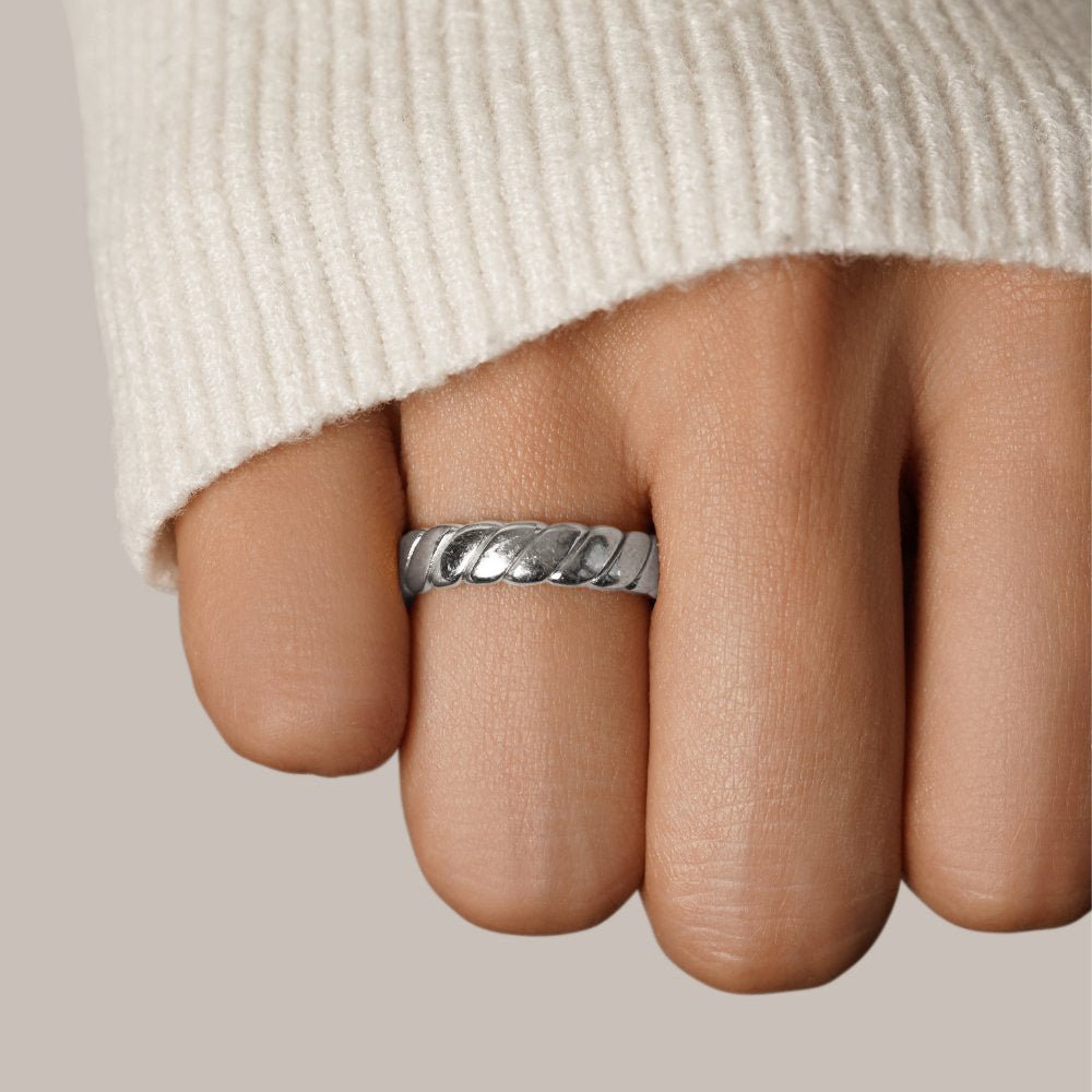 Anneau en argent torsadé infini Celestia – Élégance et symbolisme pour toutes les occasions