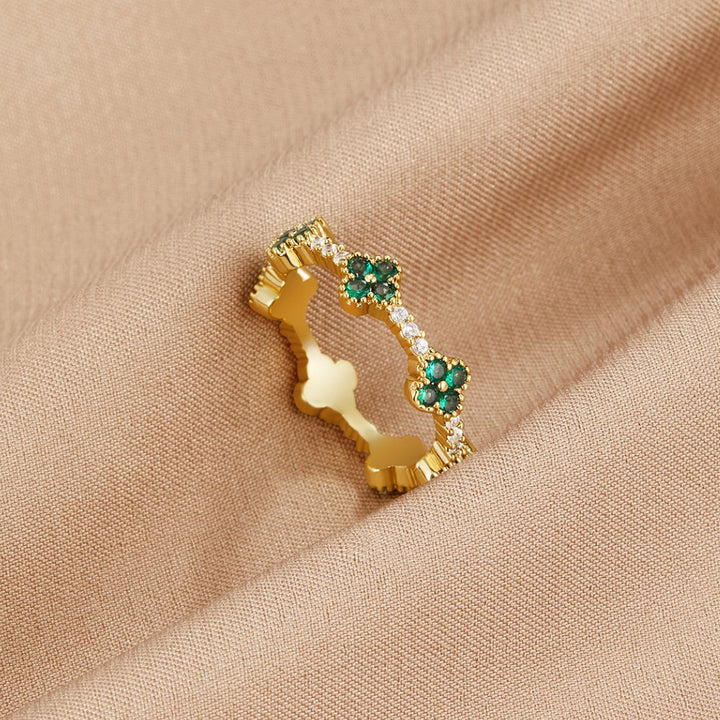 Anneau Fortune Crystal avec design de trèfle pour une apparence porte-bonheur