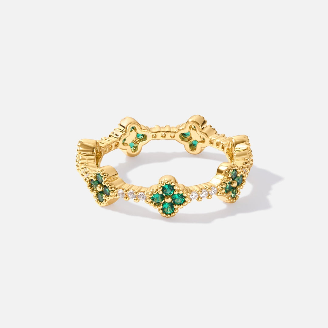 Anneau Fortune Crystal avec design de trèfle pour une apparence porte-bonheur