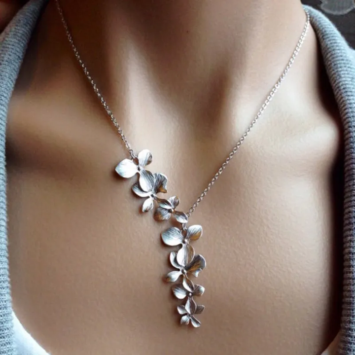 Teddy - Élégant Collier en Argenterie à Motif Floral Vintage