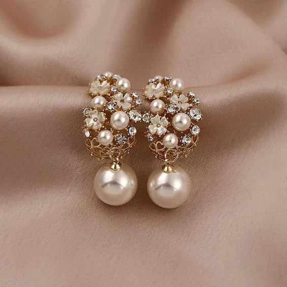 Boucles d'oreilles élégantes avec fleurs et perles raffinées