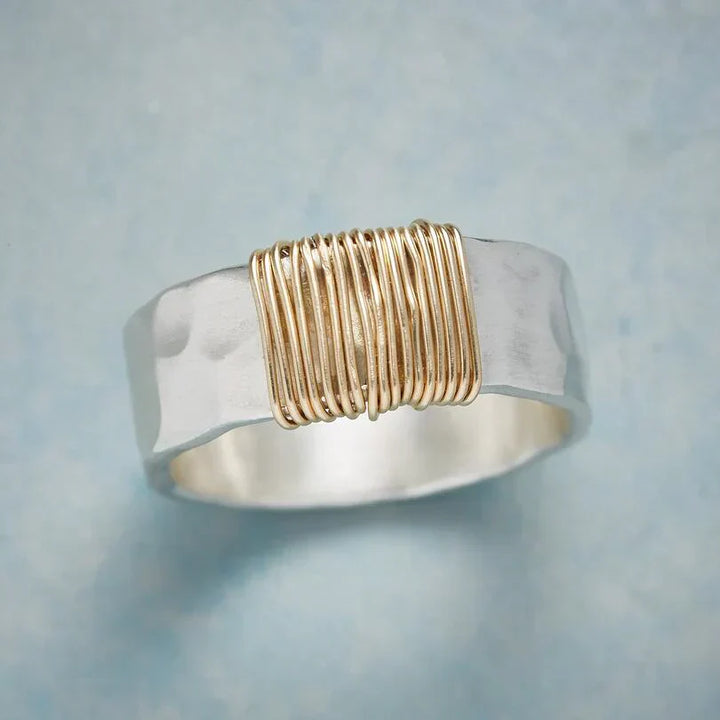 Anneau Élégant en Fil d'Or Bohème – Accessoire Unique de Style Bohémien