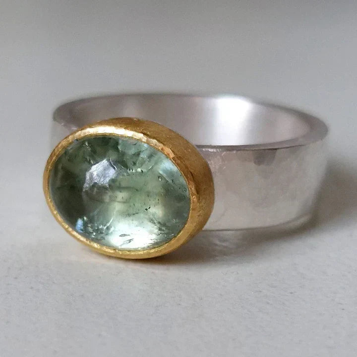 Anneau vintage vert avec pierre précieuse ronde pour un look unique