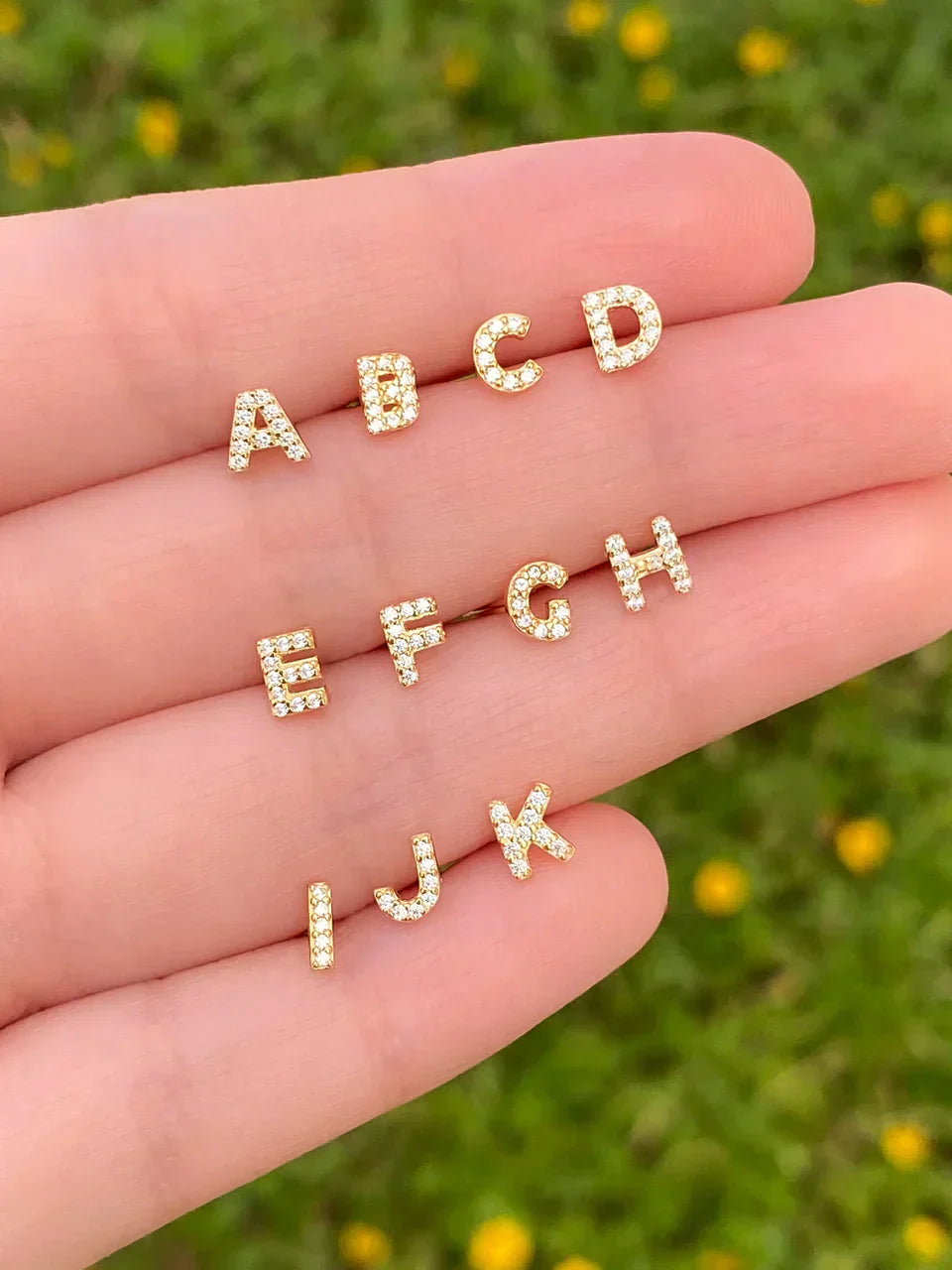 Boucle d'oreille élégante avec initiale personnalisée