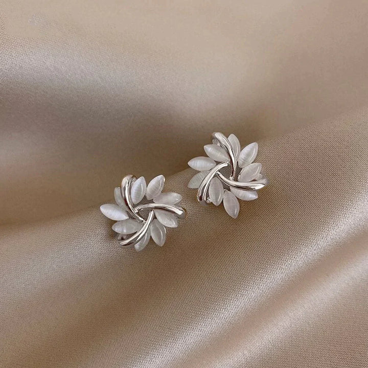 Boucles d'oreilles en cercle élégantes avec des pétales d'opale dorés