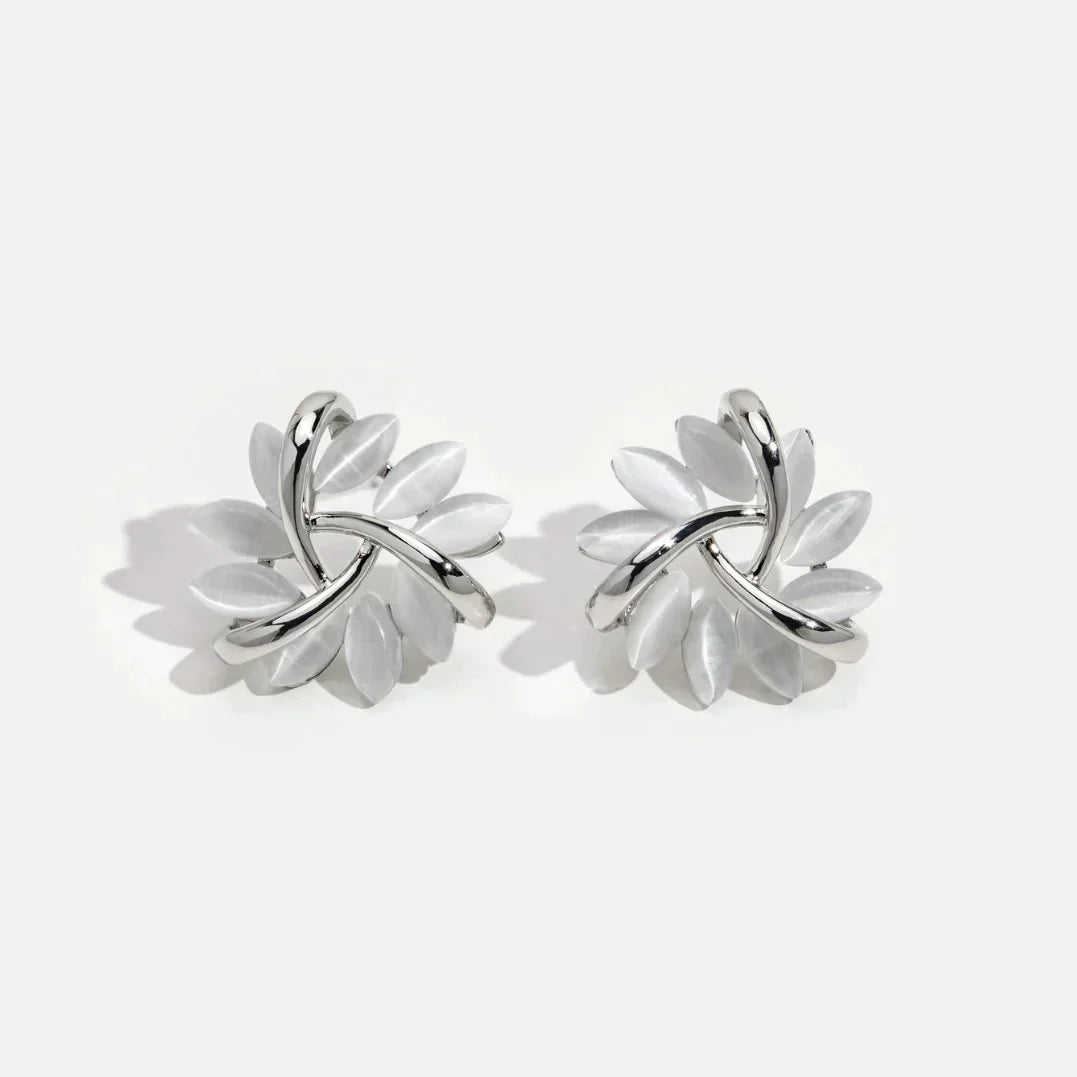 Boucles d'oreilles en cercle élégantes avec des pétales d'opale dorés