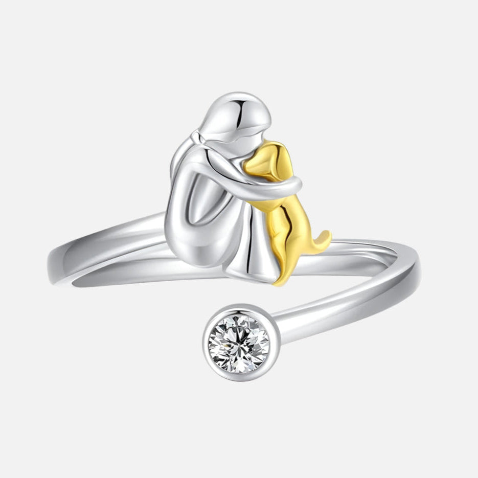 Silberring mit Hundchen und Zirkonia-Steinen.
